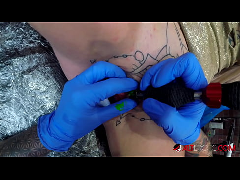 ❤️ Sully Savage mai tsananin jarfa ta yi tattoo a kan kwarin ta ️ Batsa ❌❤